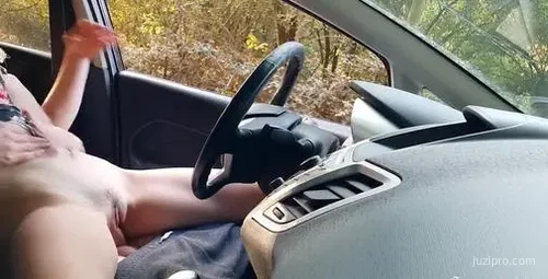 野外突遇尴尬，车内被发现获意外帮助