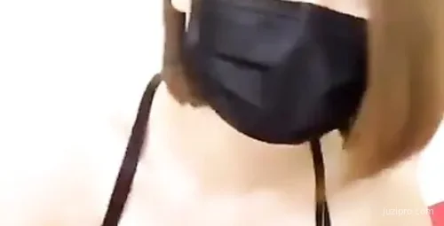 干练短发气质美女主播深夜直播互动