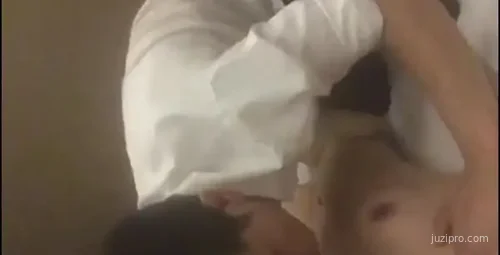 网红何奕拍性感视频展现魅力