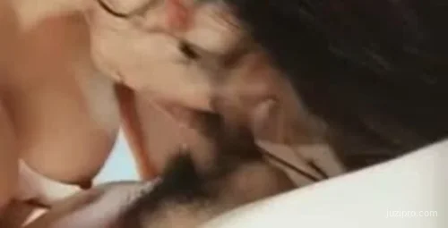 两对年轻情侣相约酒店玩耍