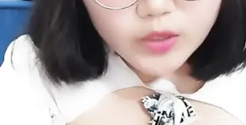 年轻眼镜妹鹿宝激情秀