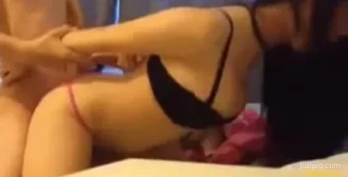 女友未脱内衣直接与男友亲密