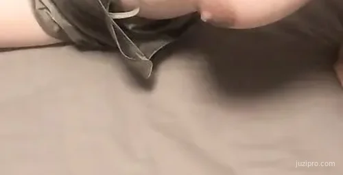 偷拍怀孕女性床边互动