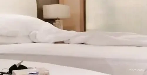 眼镜男子酒店体验美女技师服务