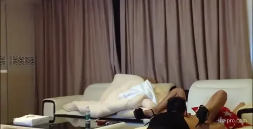 沙发上与援交女交往的另类体验