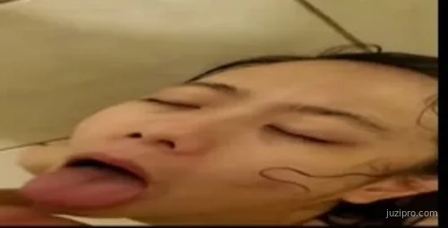 和女友共享洗浴时的亲密互动