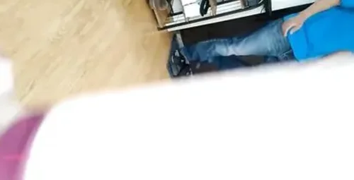 美丽少妇邀维修专家帮忙解决家电问题