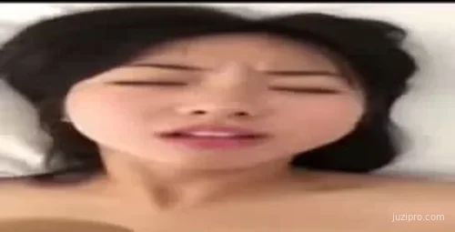 清纯美女被惊吓不停呼唤爸爸