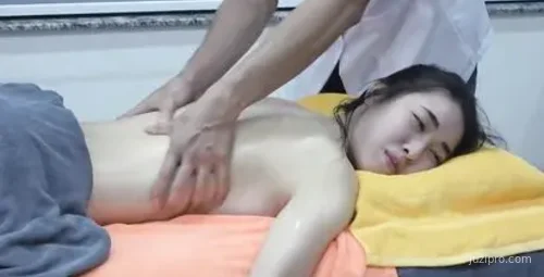 超清拍摄白富美妹子异性精油按摩