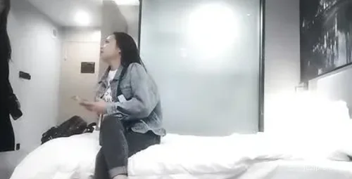 两位大叔与小姐一起开房聚会