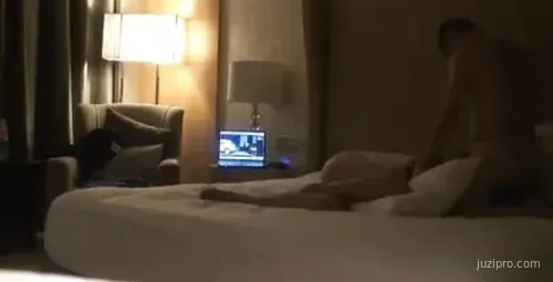 生意合伙人带辍学女生玩聚会