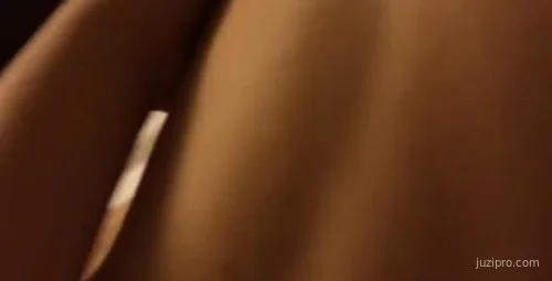 蜂腰美臀女性与男友的那些疯狂趣事 高清版