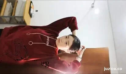 清纯小嫩模穿着黑丝 制服 情趣内衣拍写真被摄影师潜规则吹箫玩逼逼