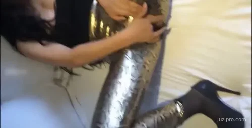 高清完整版：情人激情时刻，性感皮裤与高跟，高潮迭起