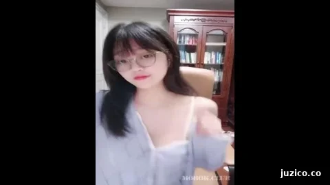 父母的乖乖女,清纯甜美OO后眼镜娘在老爸书房里果聊,学舞蹈的,身体柔软
