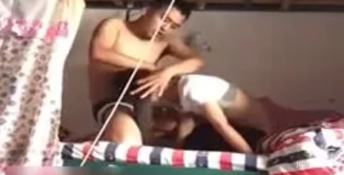 室友外出时与女友在宿舍床上互动引不悦