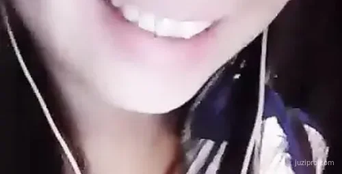 美女穿学生服直播搭车与司机车震