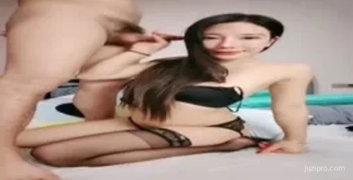 与170CM黑丝短裙姐姐亲密互动