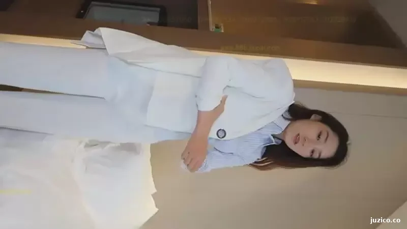 学院派高端定制模特私拍：173CM极品气质穿着制服裤油亮丝袜酒店展示显女王风采-截图1