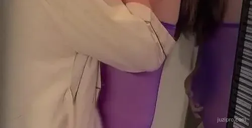 紫衣女子站立时，终于达到了高潮