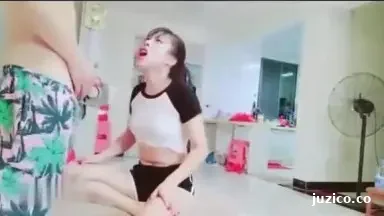 大胆的兄妹俩在家搞乱伦 差点被妈妈发现 相当刺激
