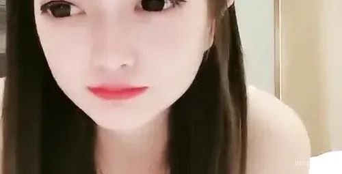 卡通大眼萌美女演绎浪漫剧情