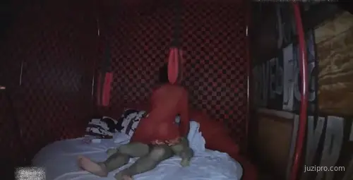 邪恶剩女上司色诱小胖哥，骑坐挑逗骚气十足，揭秘职场诱惑禁忌关系！