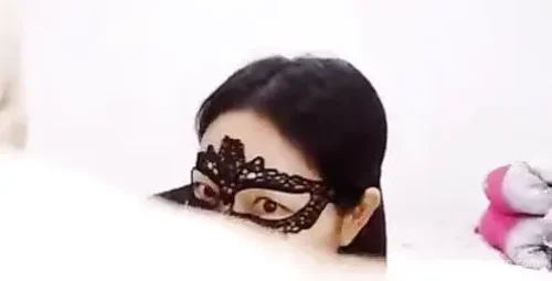 大叔幸福娶两姐妹，黑丝美腿直播展现