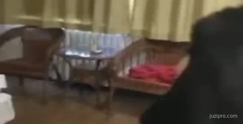 酒店捉奸现场，和平谈判，女子容貌姣好