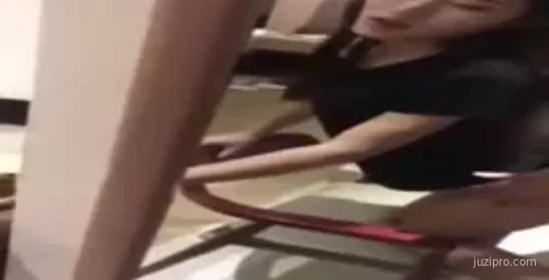 学校高冷校花反差镜中跪姿