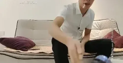 鸭哥全国探花：约会白衣女士沙发激情