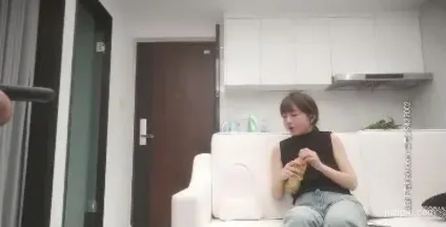 鸭哥探访颜值妹子表演高难度动作