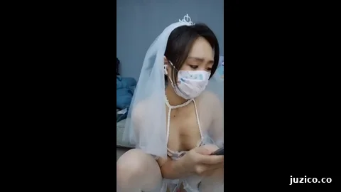 没有男人的新娘一个人玩的也很嗨，新娘装无毛白虎逼陪狼友发骚，逼逼里夹着大黑牛菊花里塞着跳蛋高潮喷水