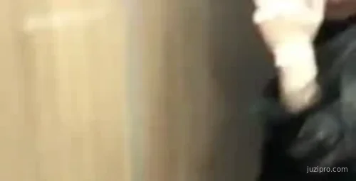 高颜值女子高铁厕所自拍