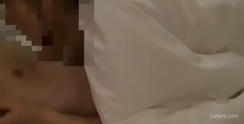 富豪重金邀请调教九头身美女依依