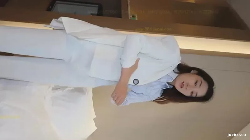 学院派高端定制模特私拍：173CM极品气质穿着制服裤油亮丝袜酒店展示显女王风采