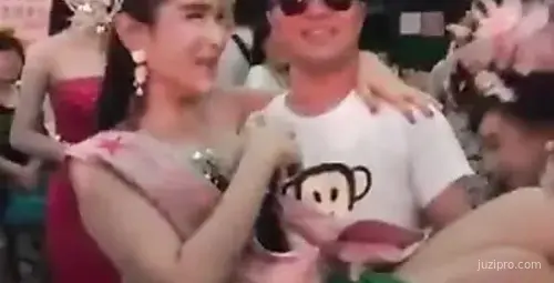 泰国街头人妖超美像明星！杰哥旅游亲密互动高清视频