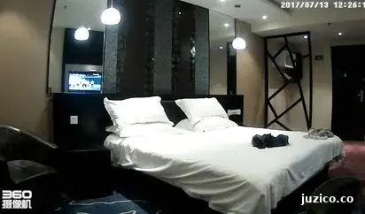 豪华酒店身材苗条乳房饱满文艺范眼镜妹被爱玩手机爱玩自己鸡鸡的肥猪眼镜男啪啪啪