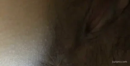 大学生外出与男友甜蜜互动