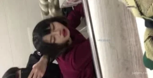 大学生情侣镜子自拍亲密互动