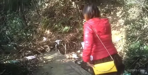 树林中的白发大爷与鸭舌帽者的有趣相遇