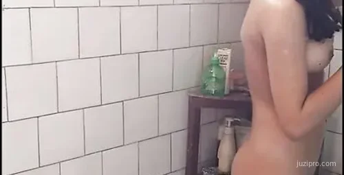 18岁表妹暑假来访清凉午休