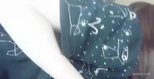 师范大学美女酒店换上黑丝开档袜