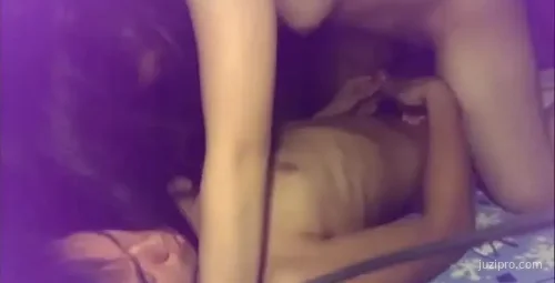 大学情侣宿舍亲密互动