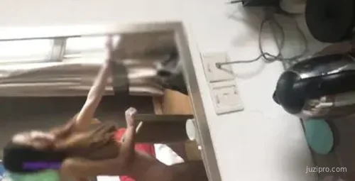 男子露脸与大学生兼职激情互动后合影留念