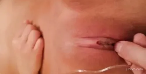 年轻美女酒店自拍录像曝光