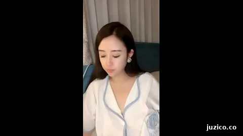 很有味道的美少妇，颜值很高风骚大奶子大屁股真诱人，深夜撩骚互动