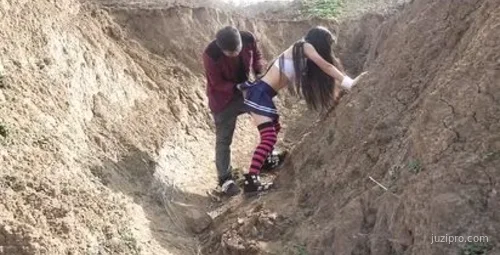 超长高清画质女子山间遇险