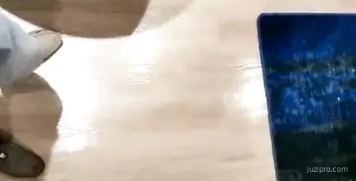 屌哥酒店约会模特身材白领美眉沙发调情