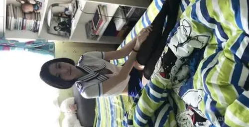 短发美女穿性感情趣服与男友互动